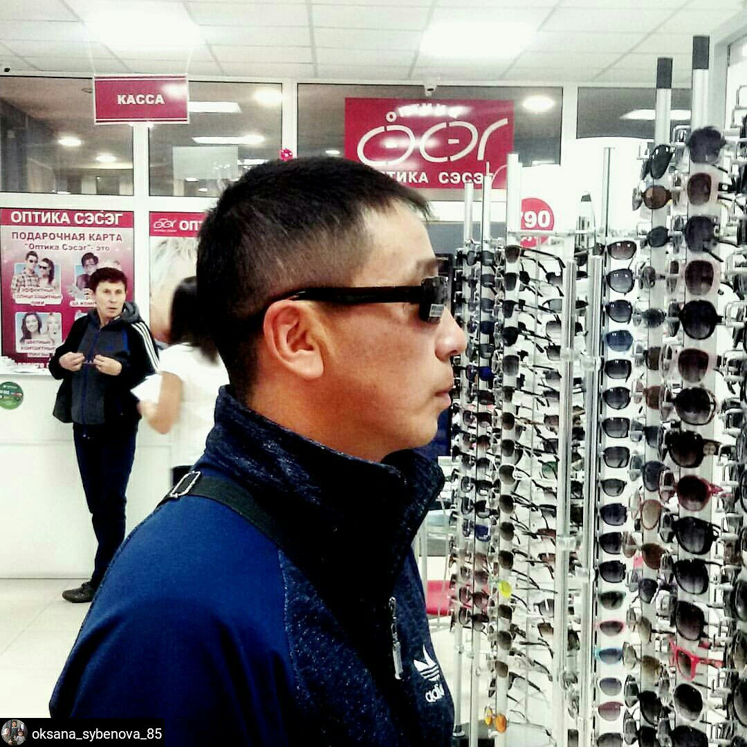 Самый простой способ защитить глаза - носить качественные солнцезащитные очки.