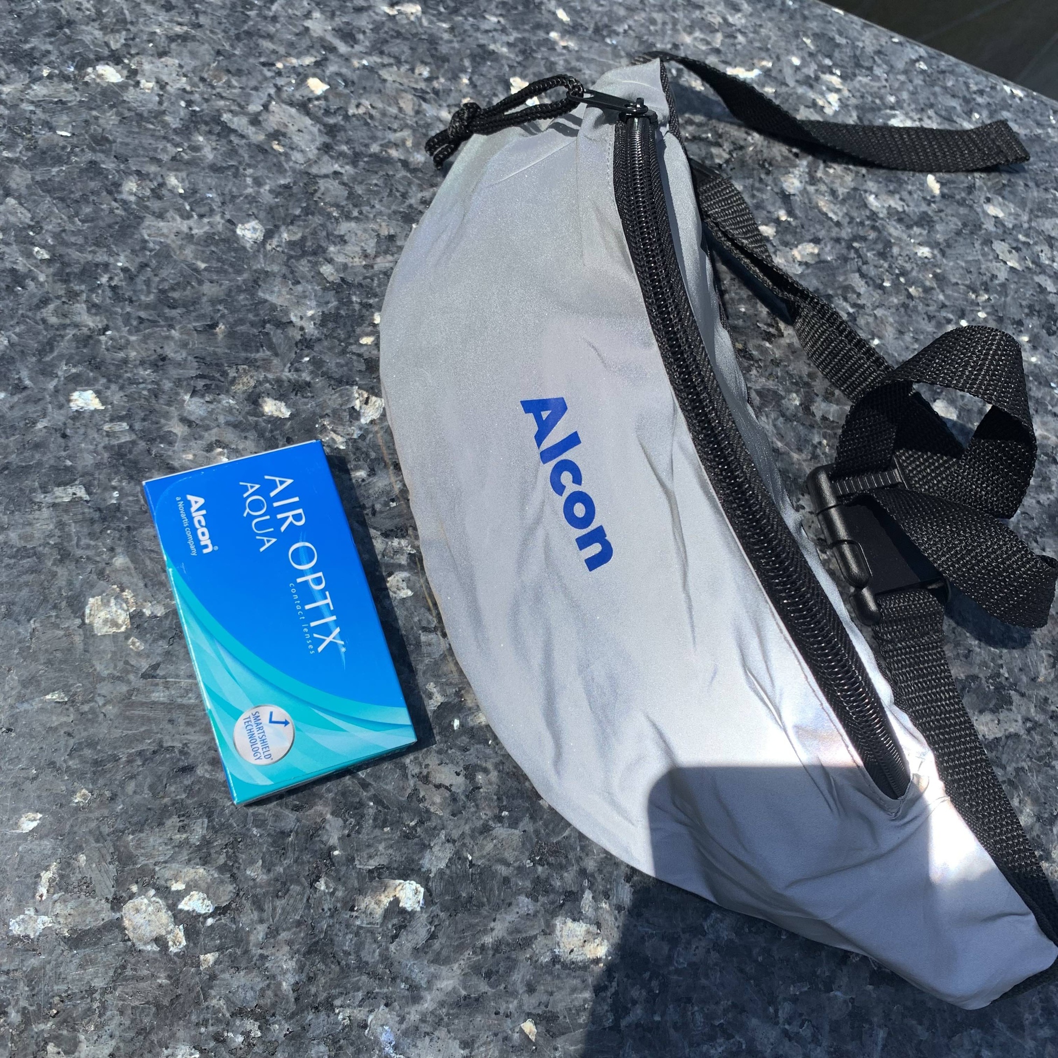 Дарим светоотражающую поясную сумку за покупку упаковки линз Air Optix! 