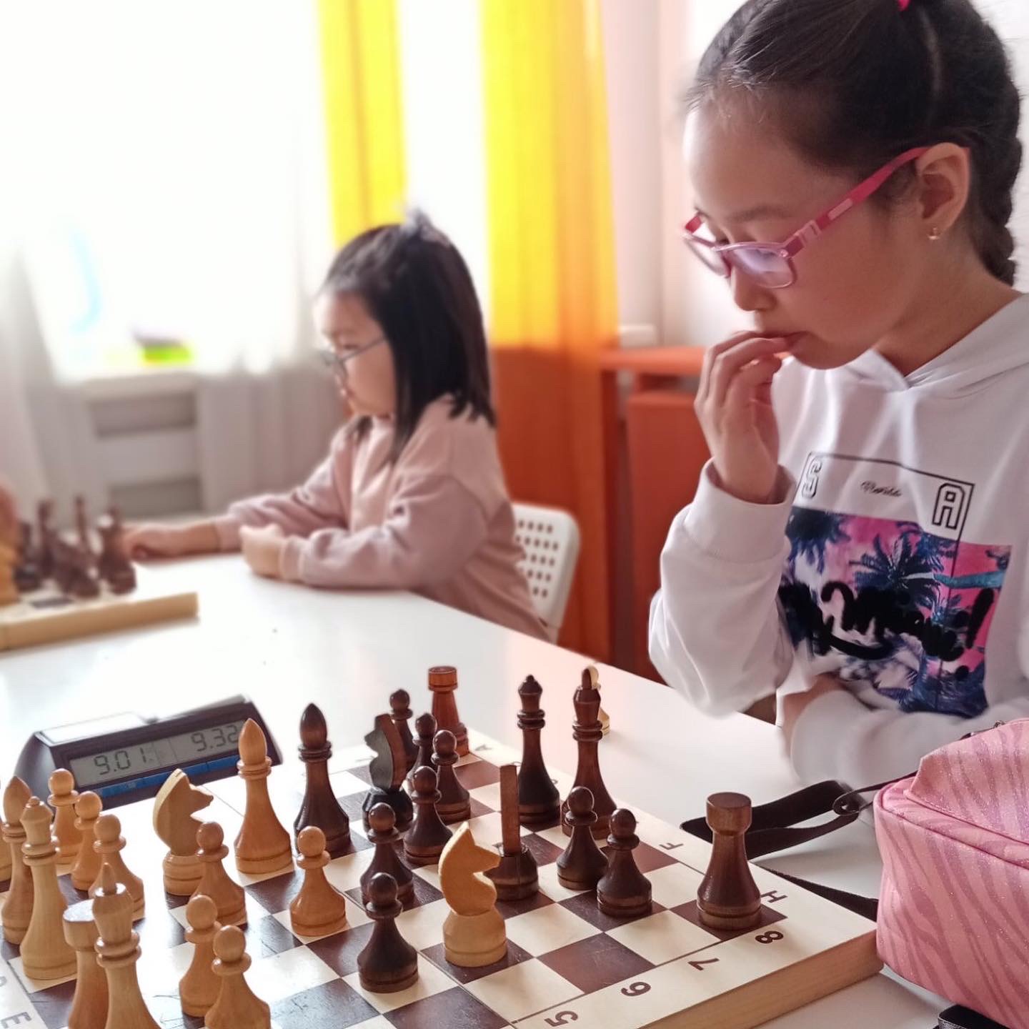 Компания «Оптика Сэсэг» выступила спонсором турнира по шахматам.