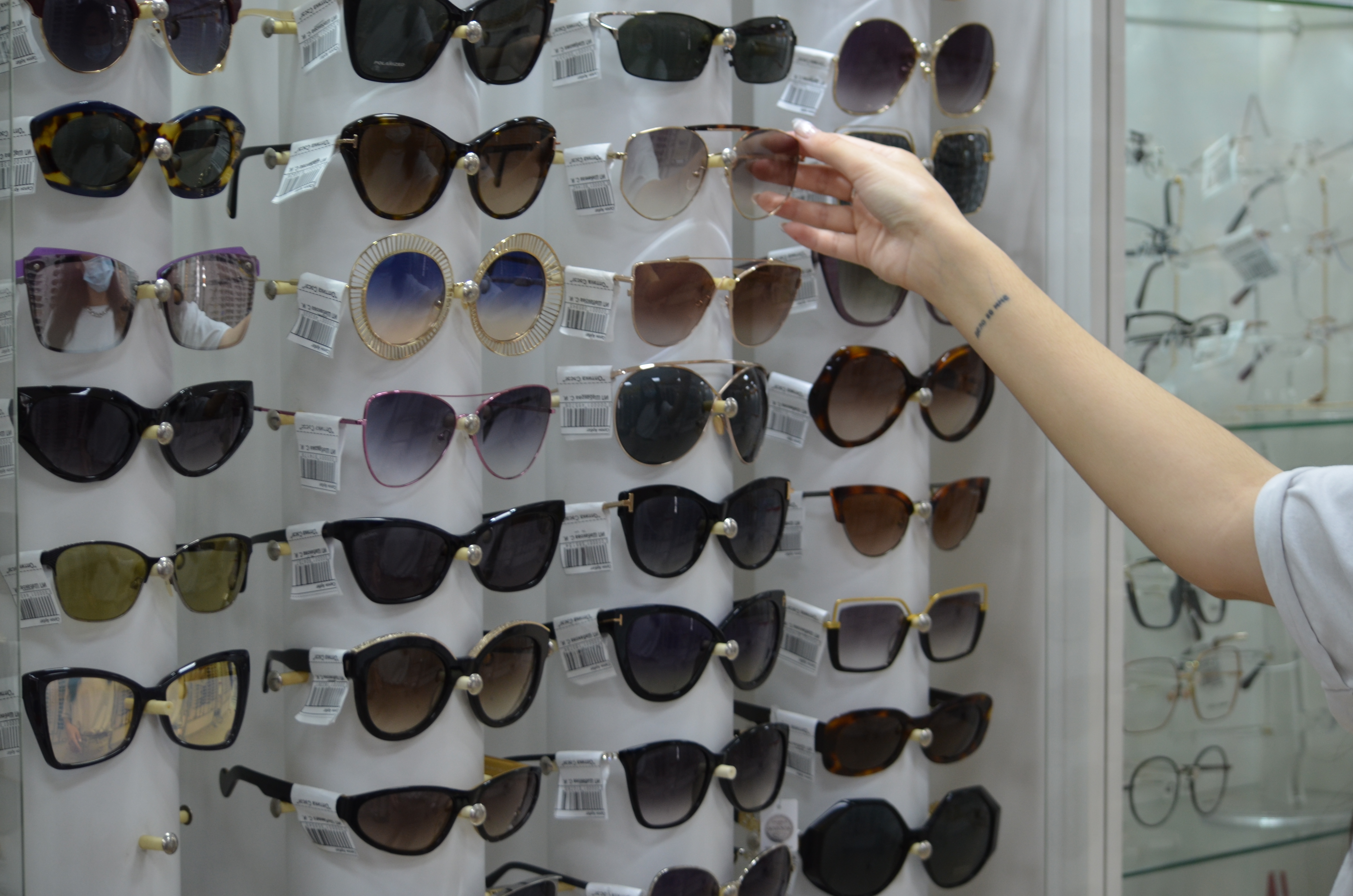 Нужно ли переплачивать за брендовые очки?